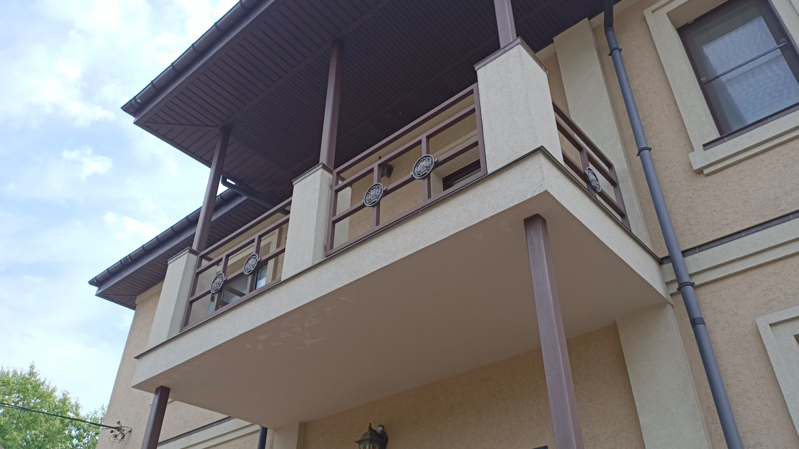 Дом утеплён чёрным пенополистиролом Неопор, СФТК Мокрый Фасад Ceresit