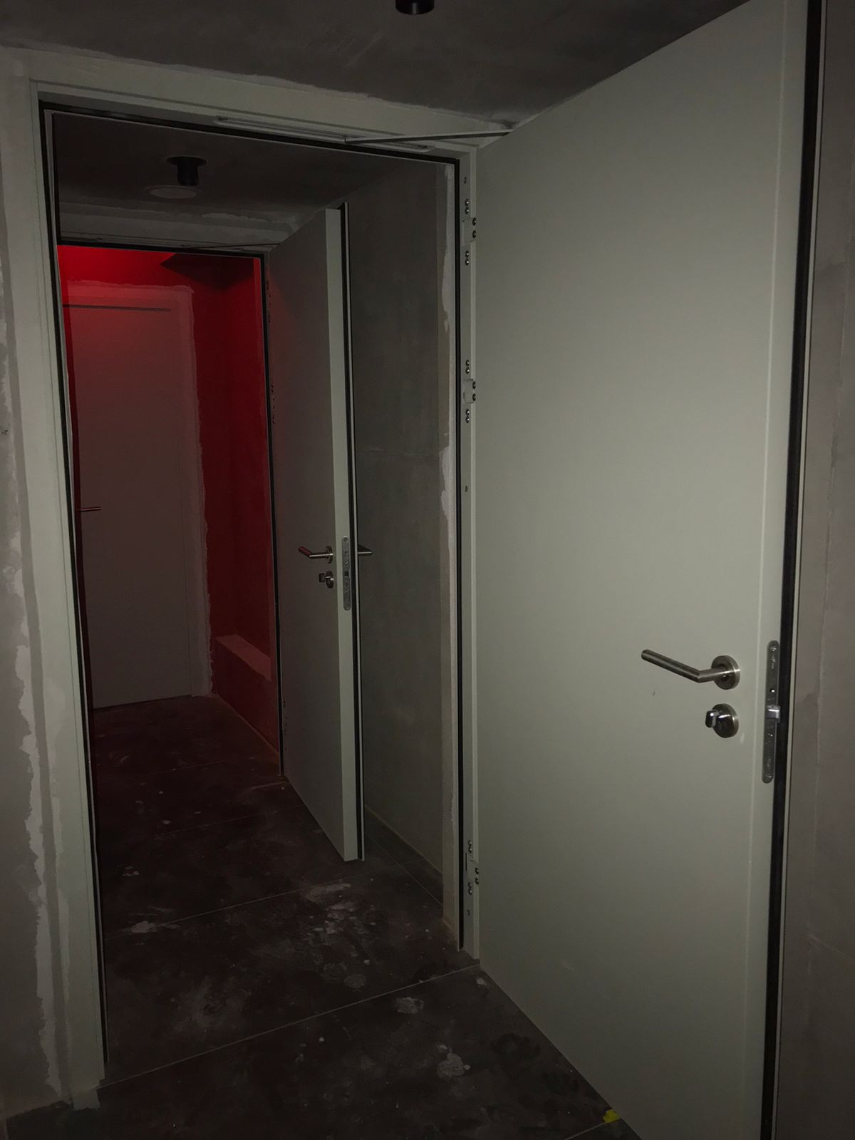 Скрытые металлические противопожарные двери в ночном клубе - продолжение следует