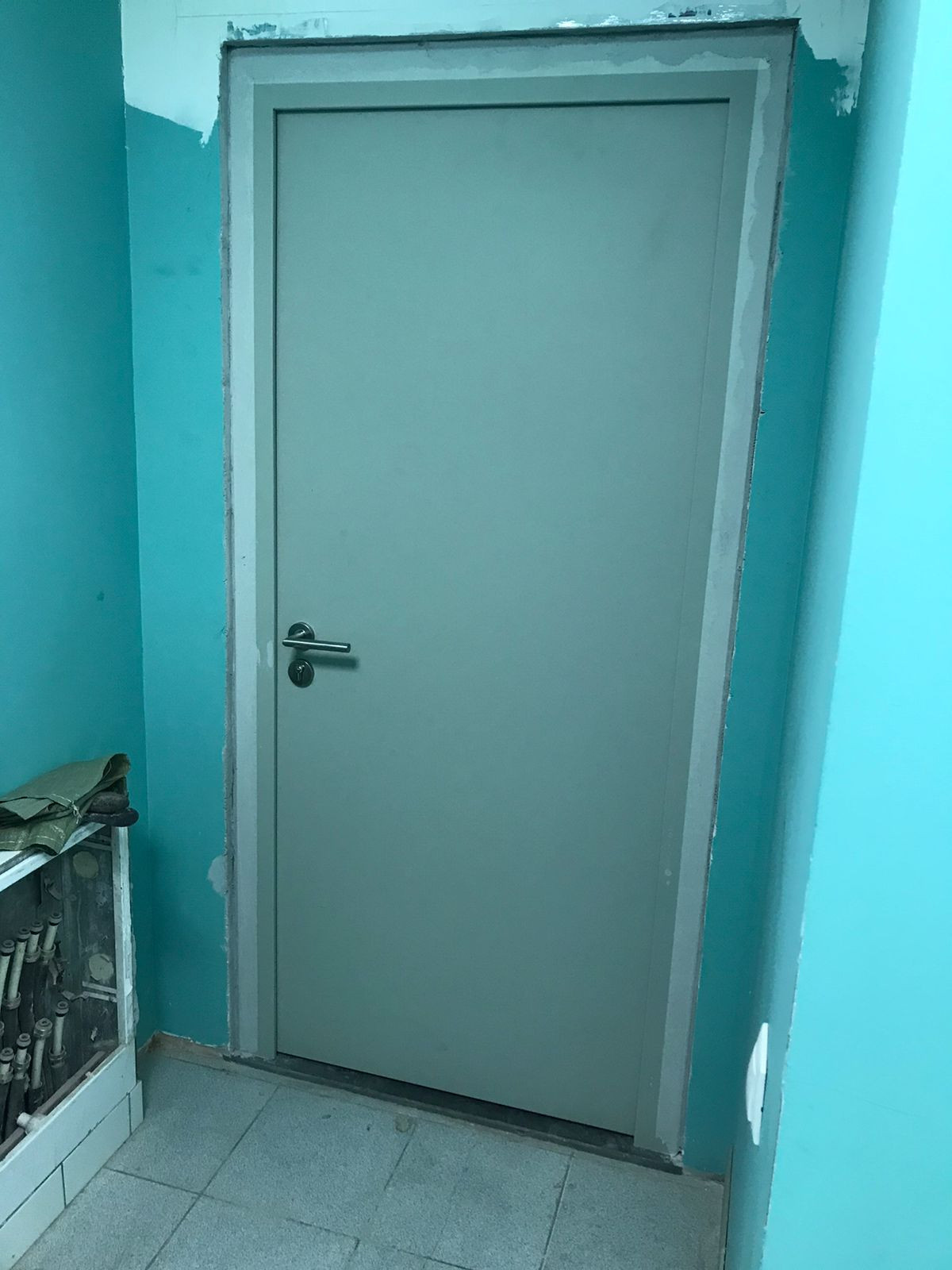 Скрытые металлические противопожарные двери в ночном клубе - продолжение следует