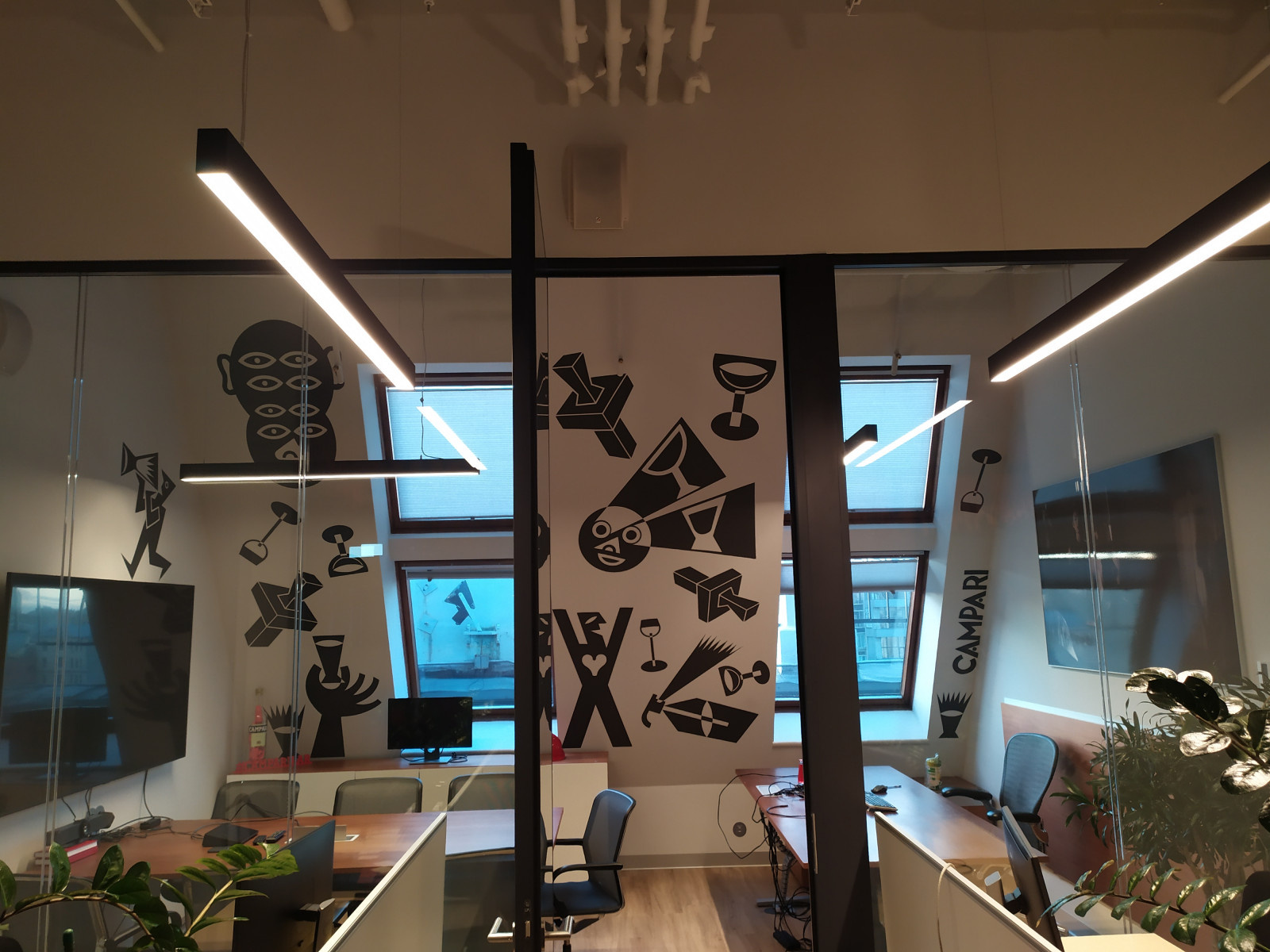 Декор панно и стена в кабинете офиса компании.