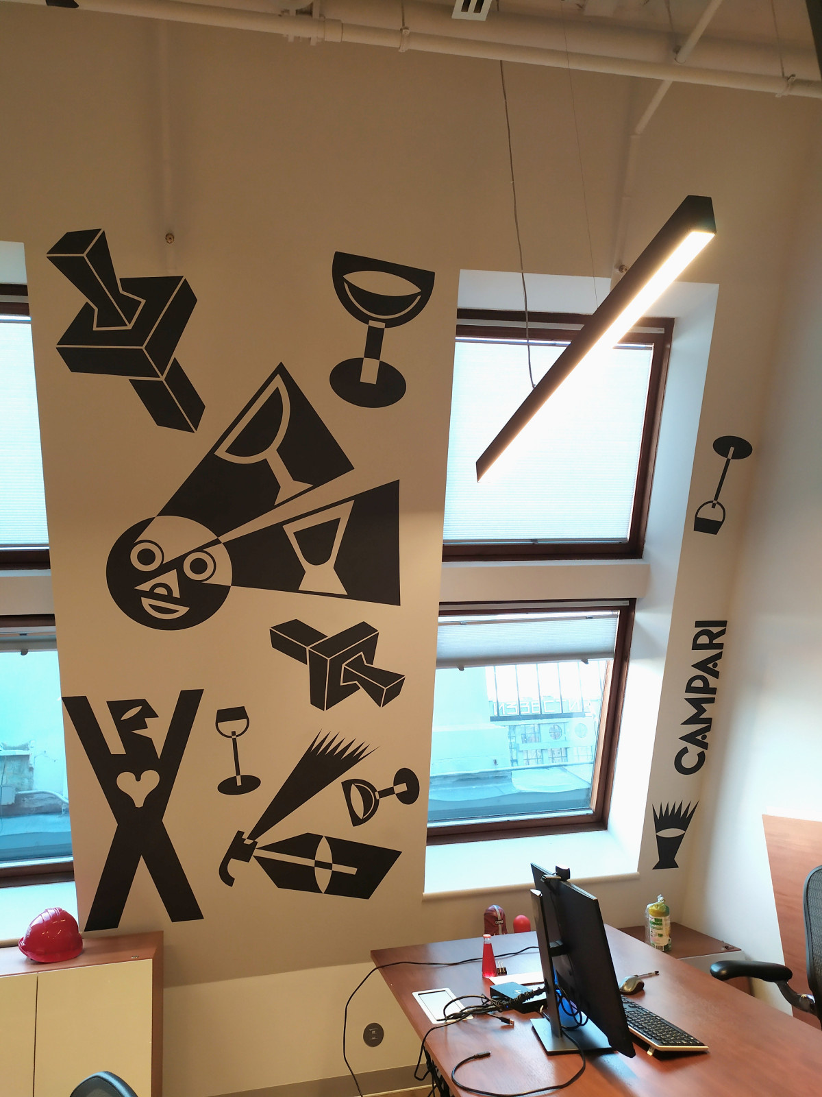 Декор панно и стена в кабинете офиса компании.