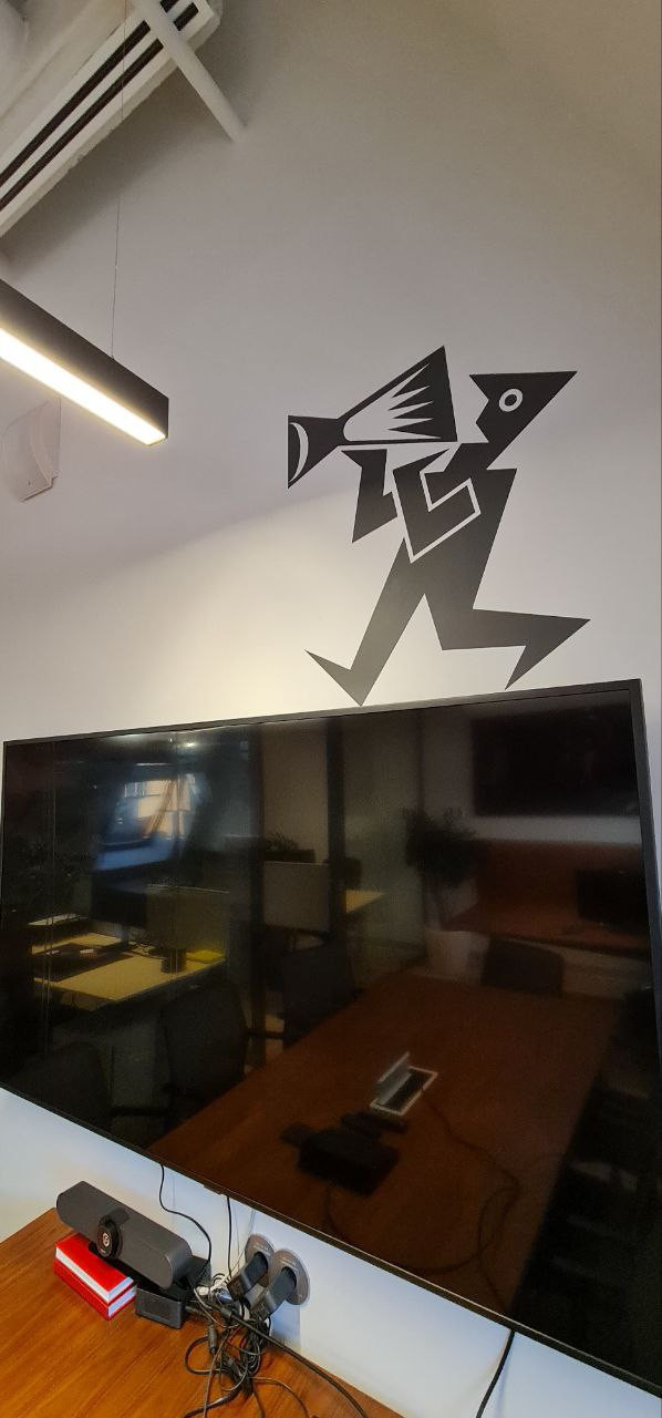 Декор панно и стена в кабинете офиса компании.