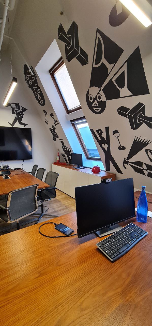 Декор панно и стена в кабинете офиса компании.