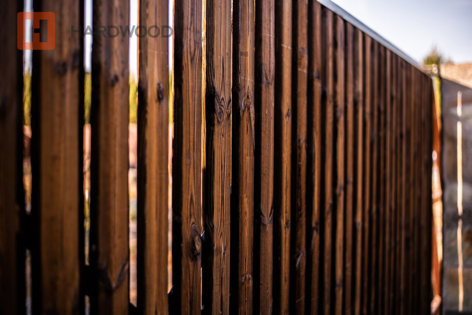 Забор из каменной древесины