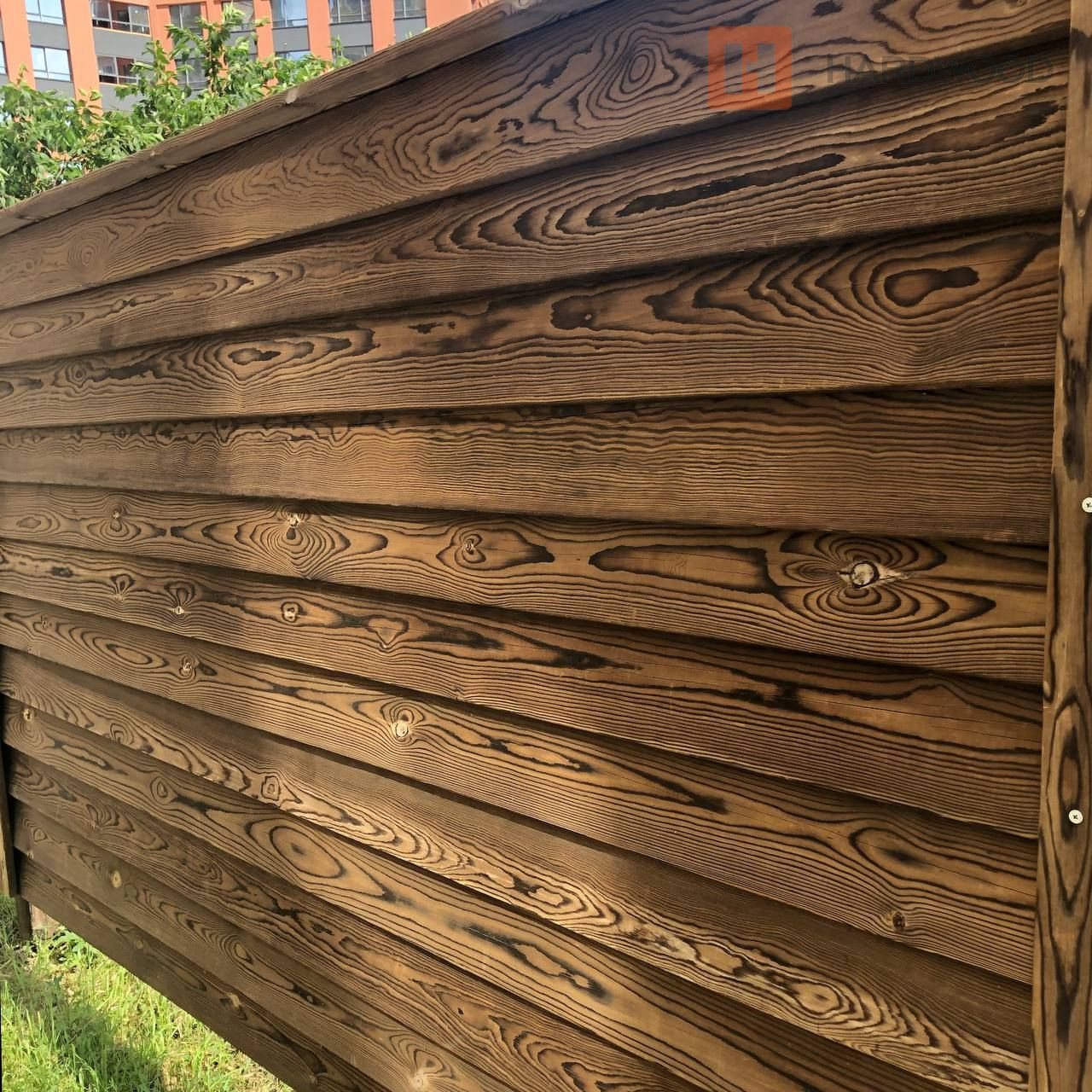 Забор из каменной древесины