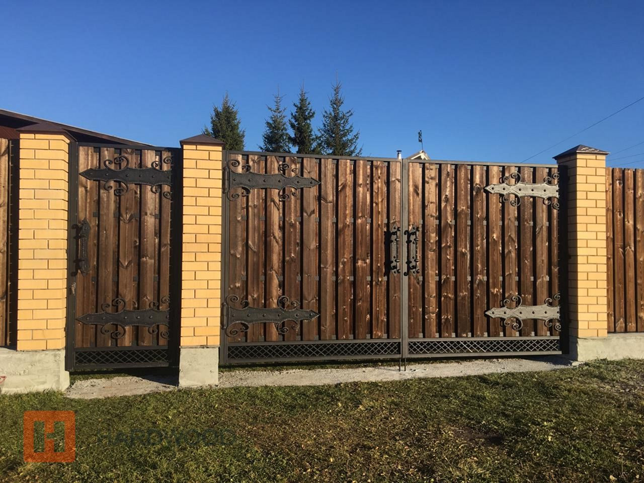 Забор из каменной древесины