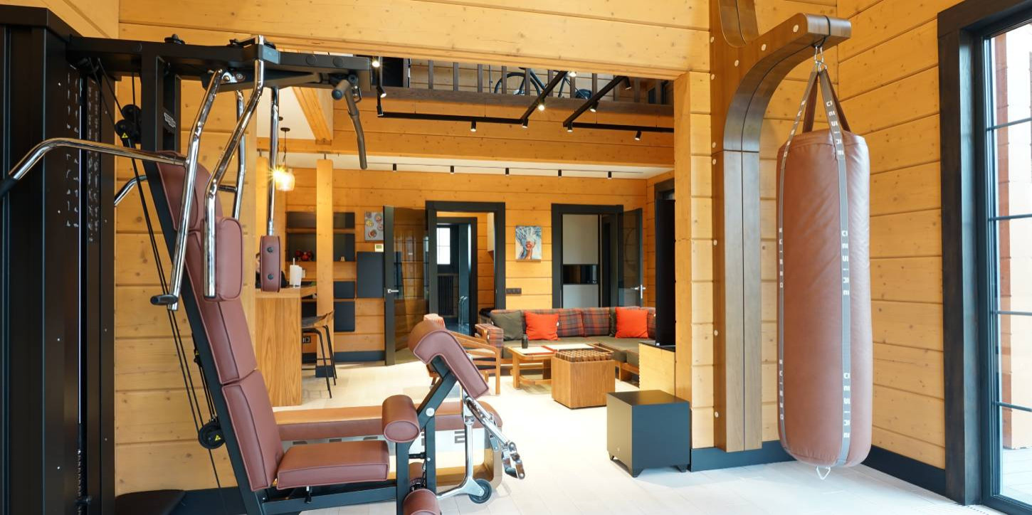 Cпортзал рядом с кухней и lounge-зоной