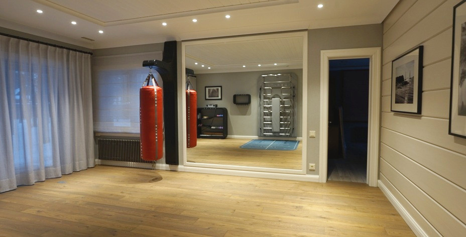 Зеркало ровно напротив тренажера и рядом с боксерским мешком — залог полного кон