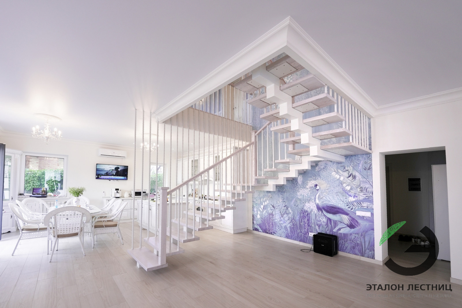 Шикарная лестница на монокосоуре и ригелями в потолок