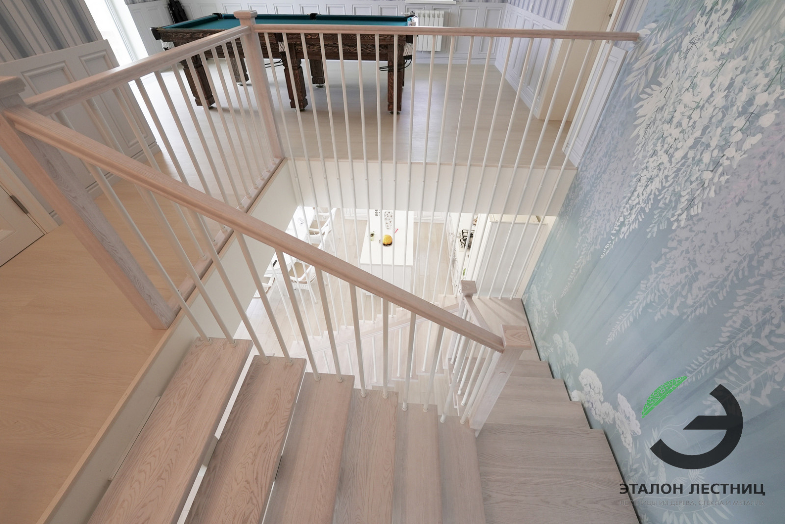 Шикарная лестница на монокосоуре и ригелями в потолок