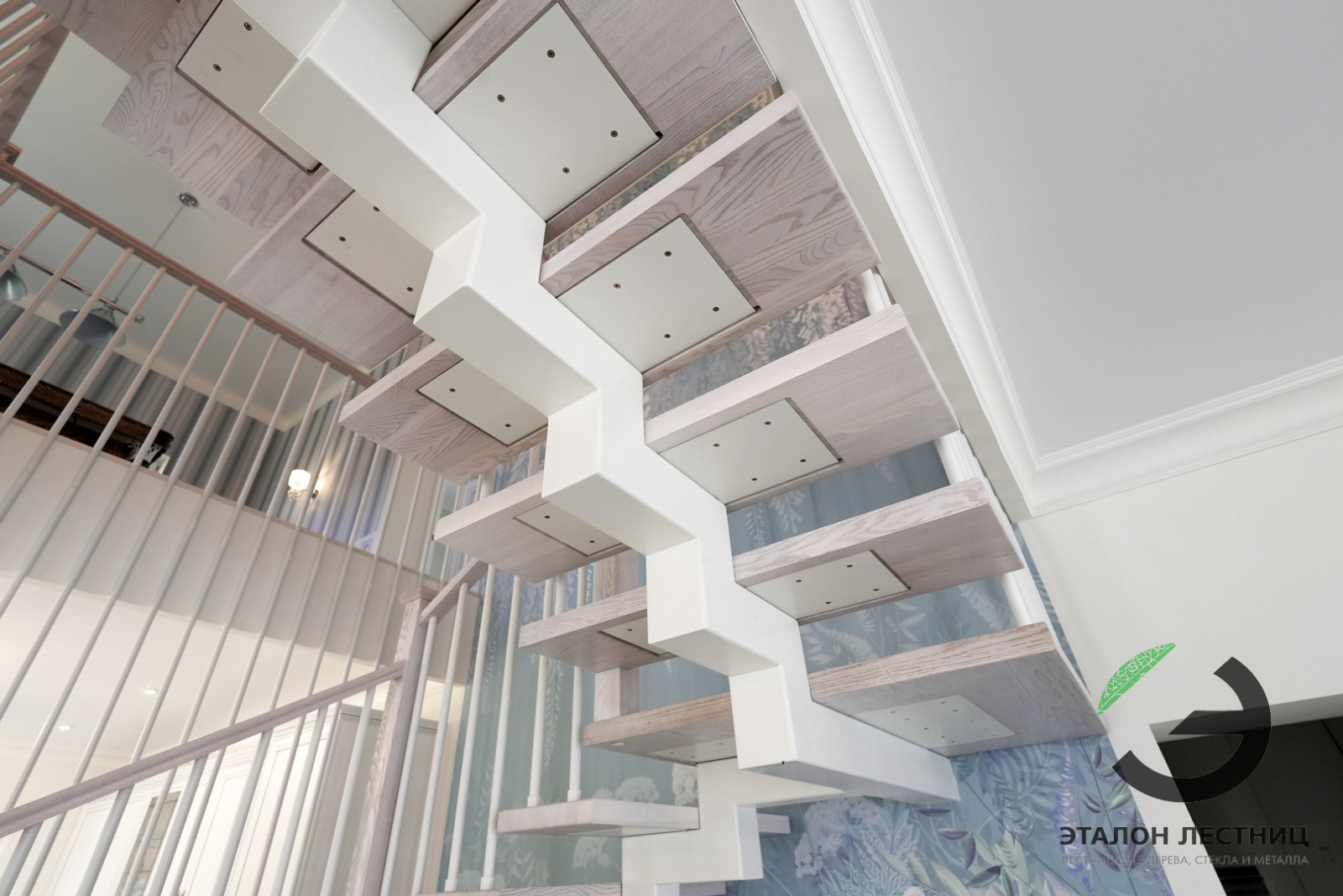 Шикарная лестница на монокосоуре и ригелями в потолок