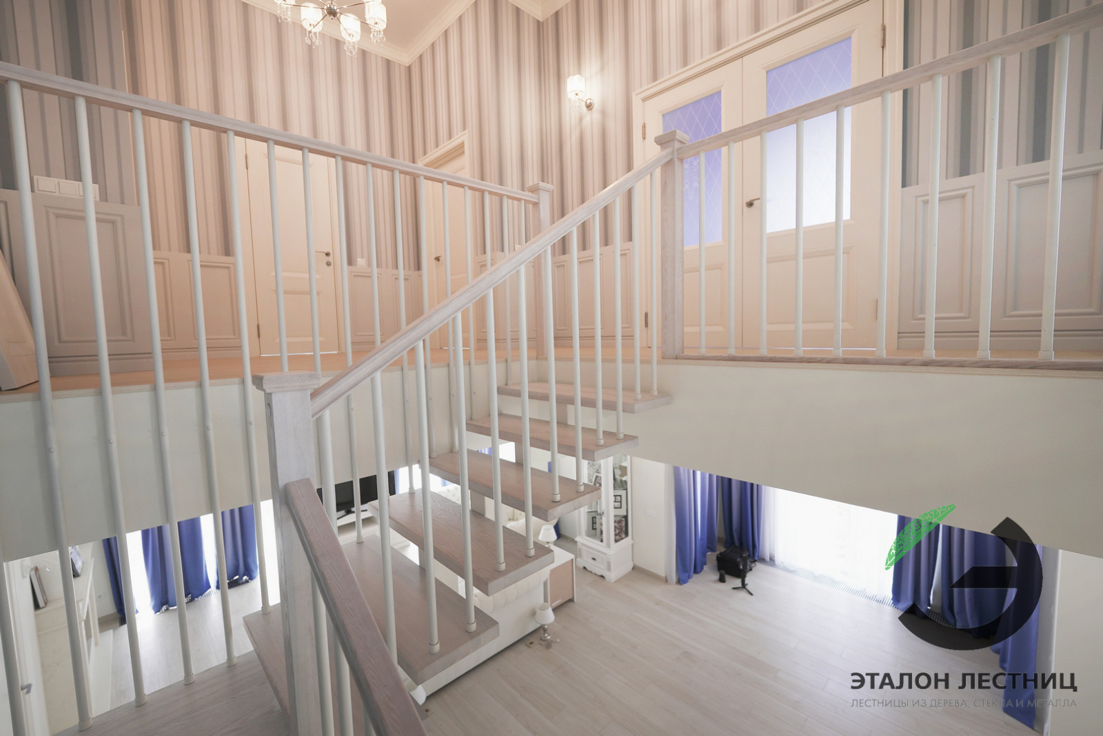 Шикарная лестница на монокосоуре и ригелями в потолок