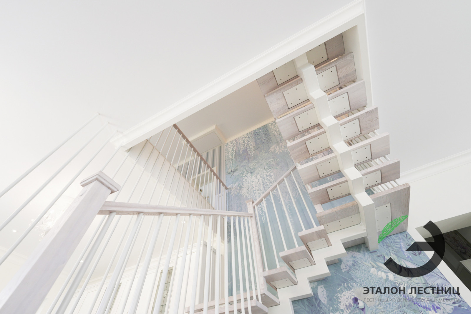 Шикарная лестница на монокосоуре и ригелями в потолок