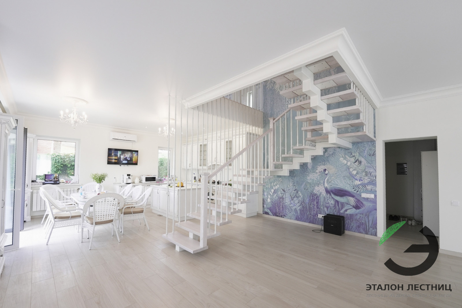 Обложка проекта: Шикарная лестница на монокосоуре и ригелями в потолок