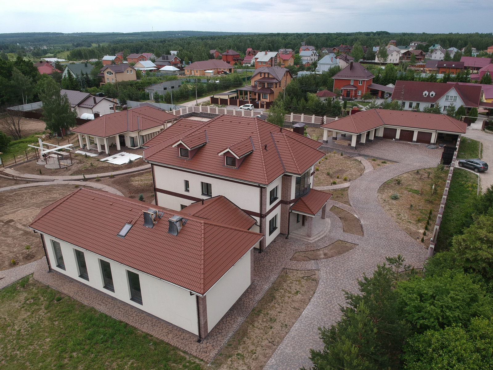 Жилой дом с бассейном, беседкой, гаражом и хозблоком под черепицей Braas