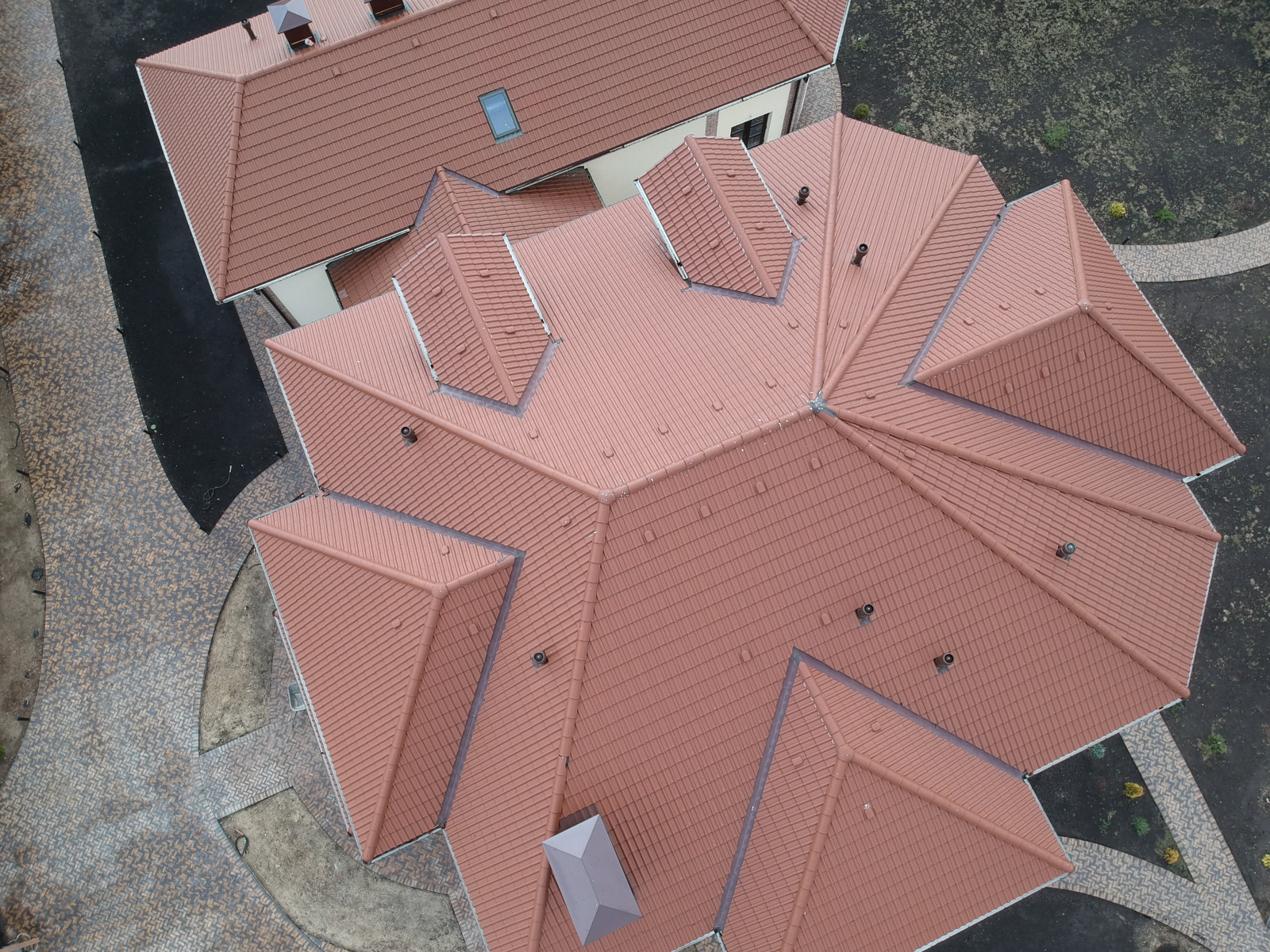 Жилой дом с бассейном, беседкой, гаражом и хозблоком под черепицей Braas