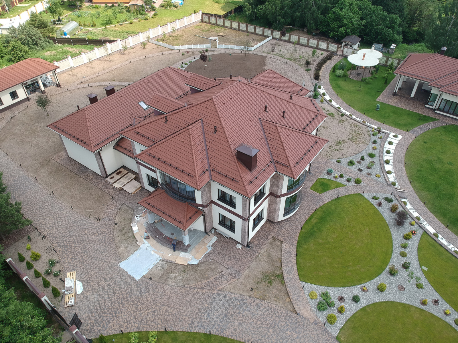 Жилой дом с бассейном, беседкой, гаражом и хозблоком под черепицей Braas