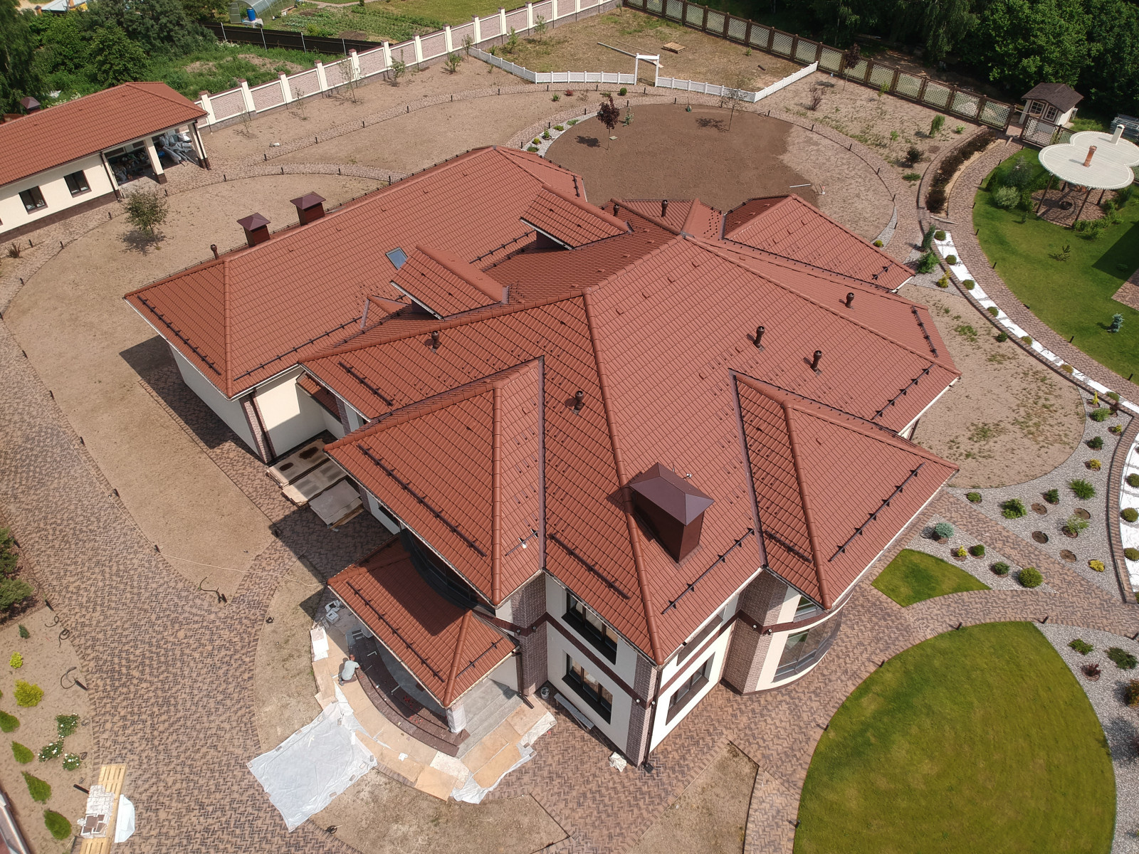 Жилой дом с бассейном, беседкой, гаражом и хозблоком под черепицей Braas