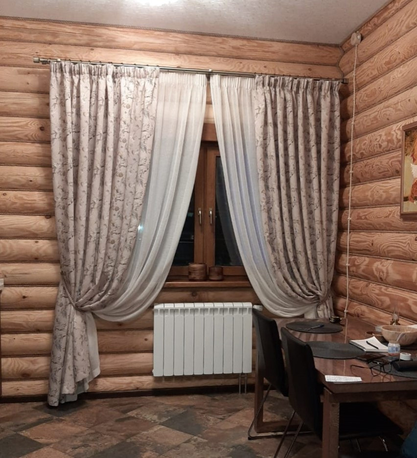 Оформление окон в загородном деревянном доме.