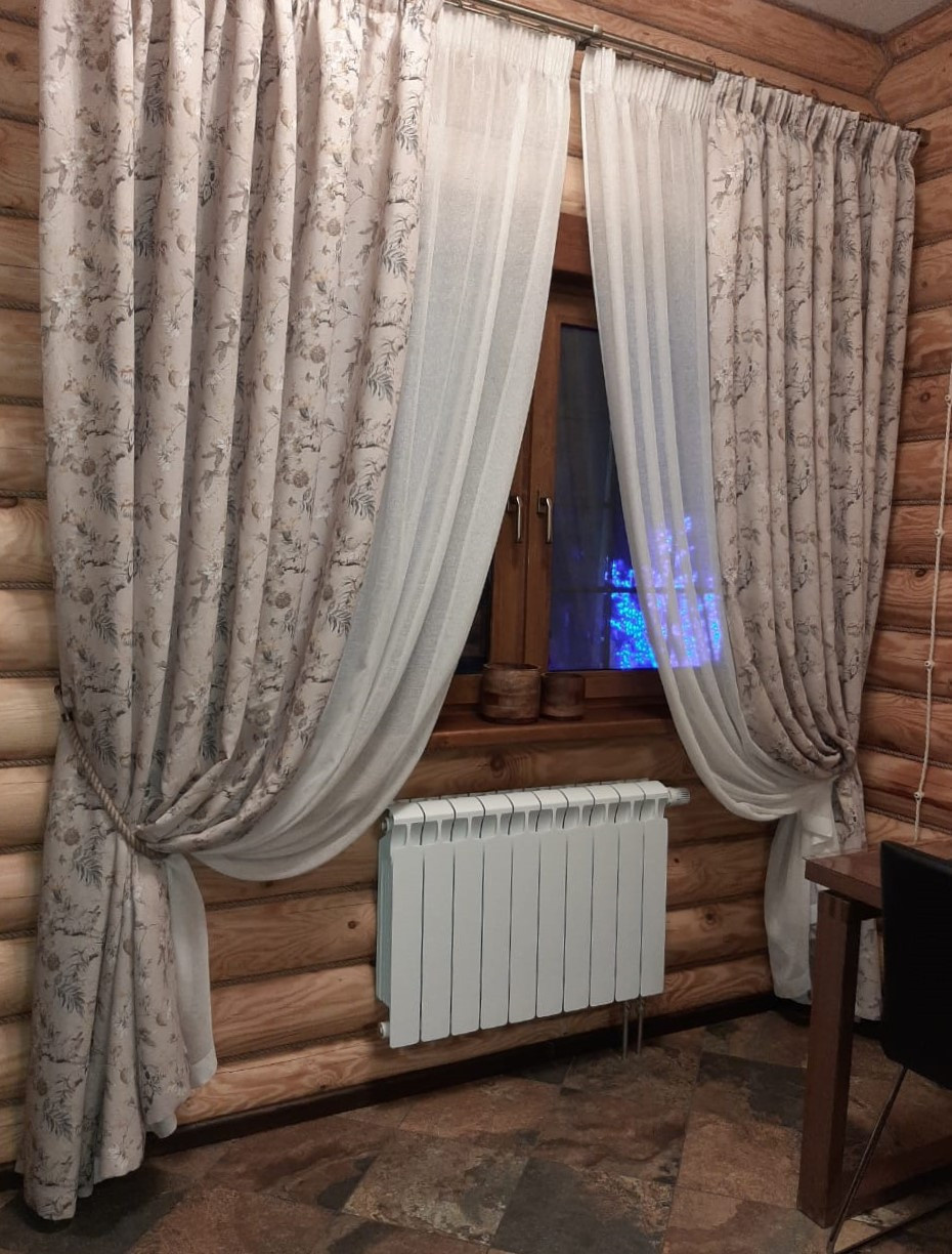 Оформление окон в загородном деревянном доме.