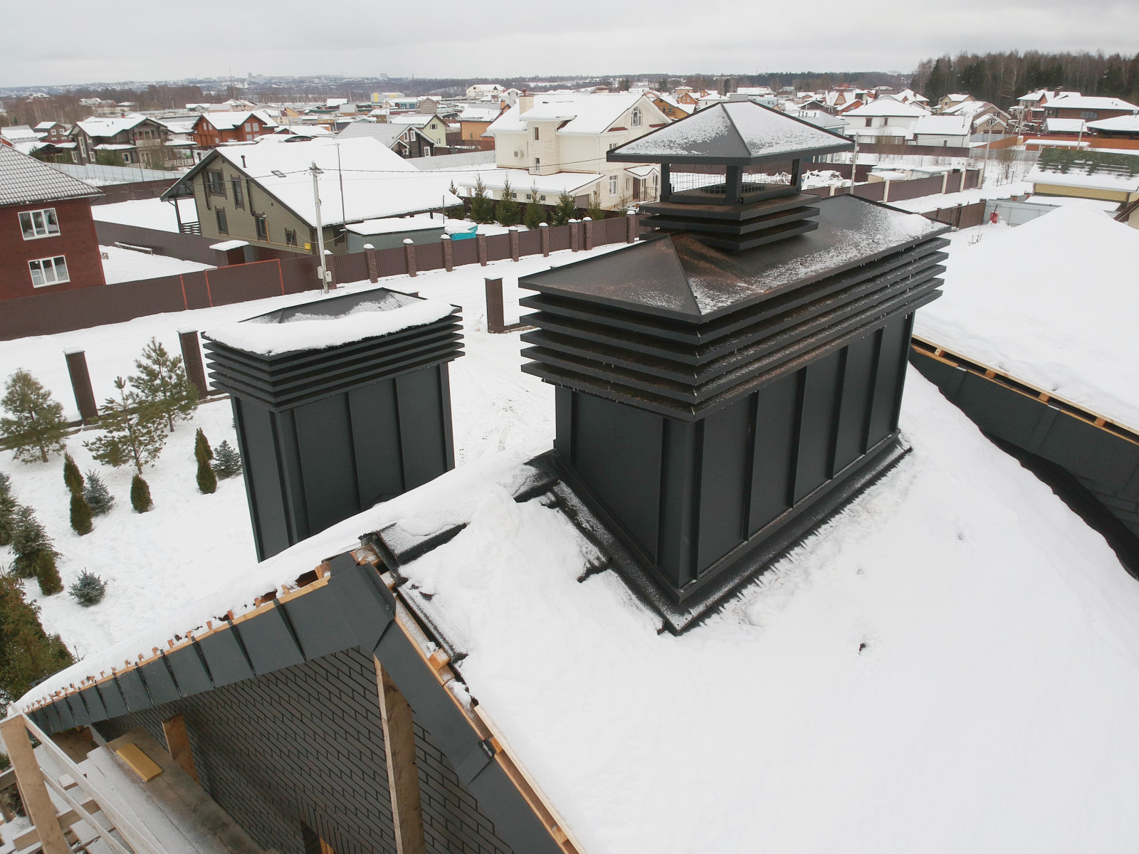 Подшивка свесов. Комбинация из планкена (лиственница) и фальца (сталь SSAB)