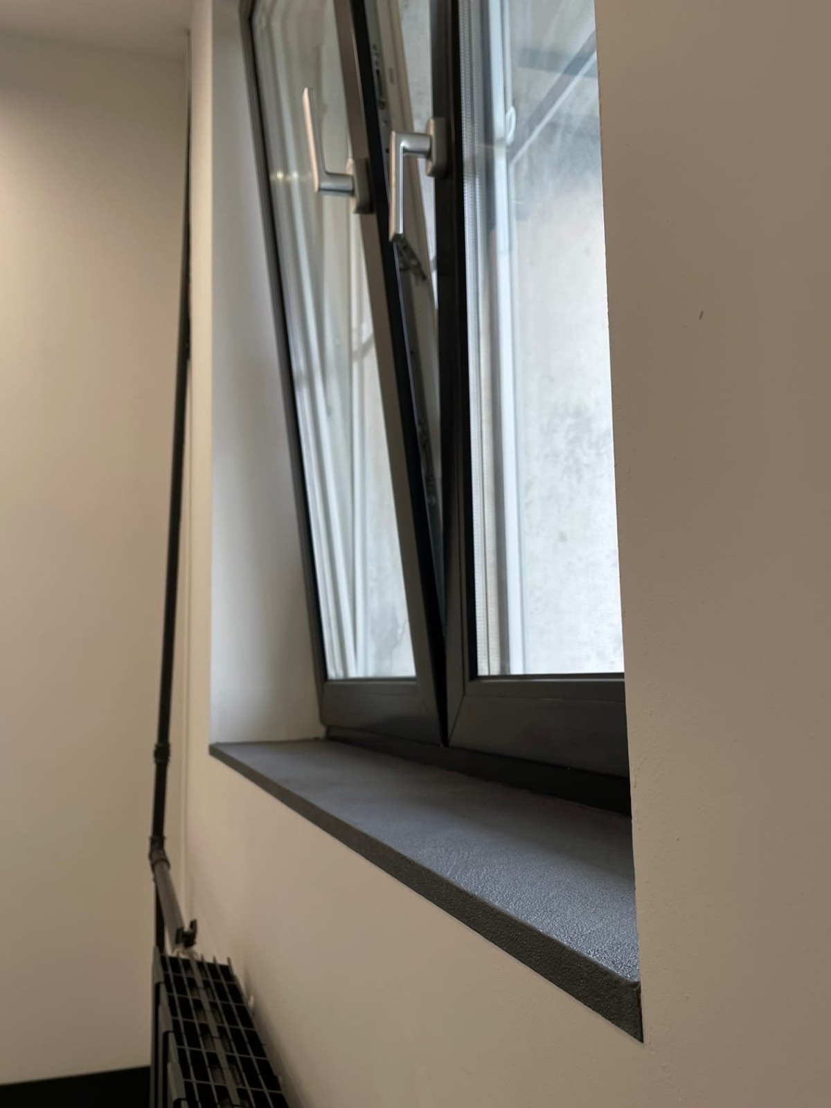 Микроцемент Luxus Paint на подоконнике.