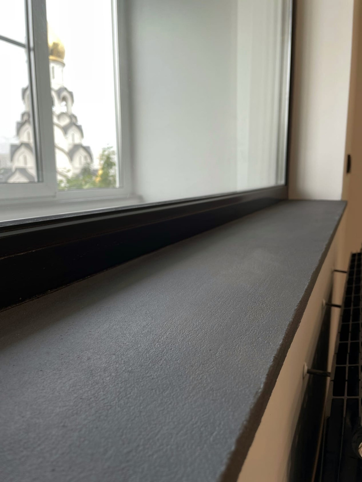 Микроцемент Luxus Paint на подоконнике.