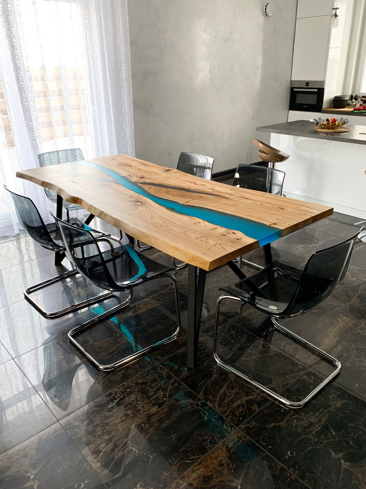 Стол обеденный в частный дом