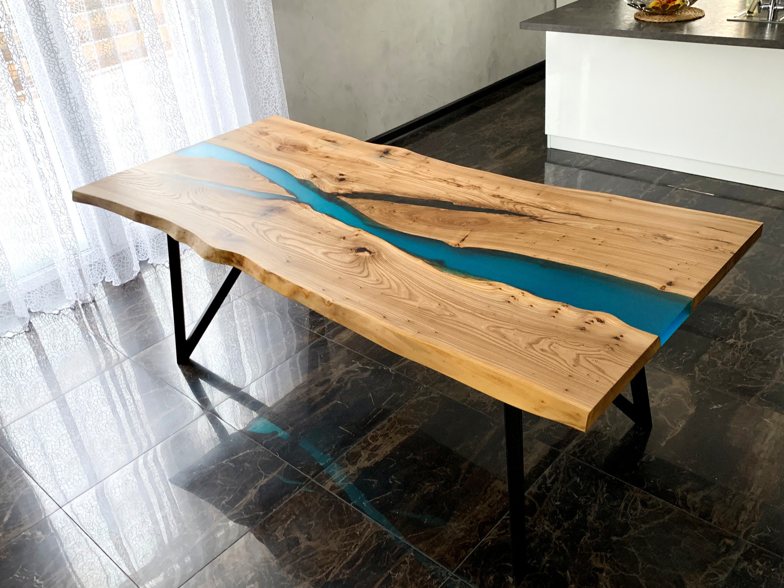 Стол обеденный в частный дом