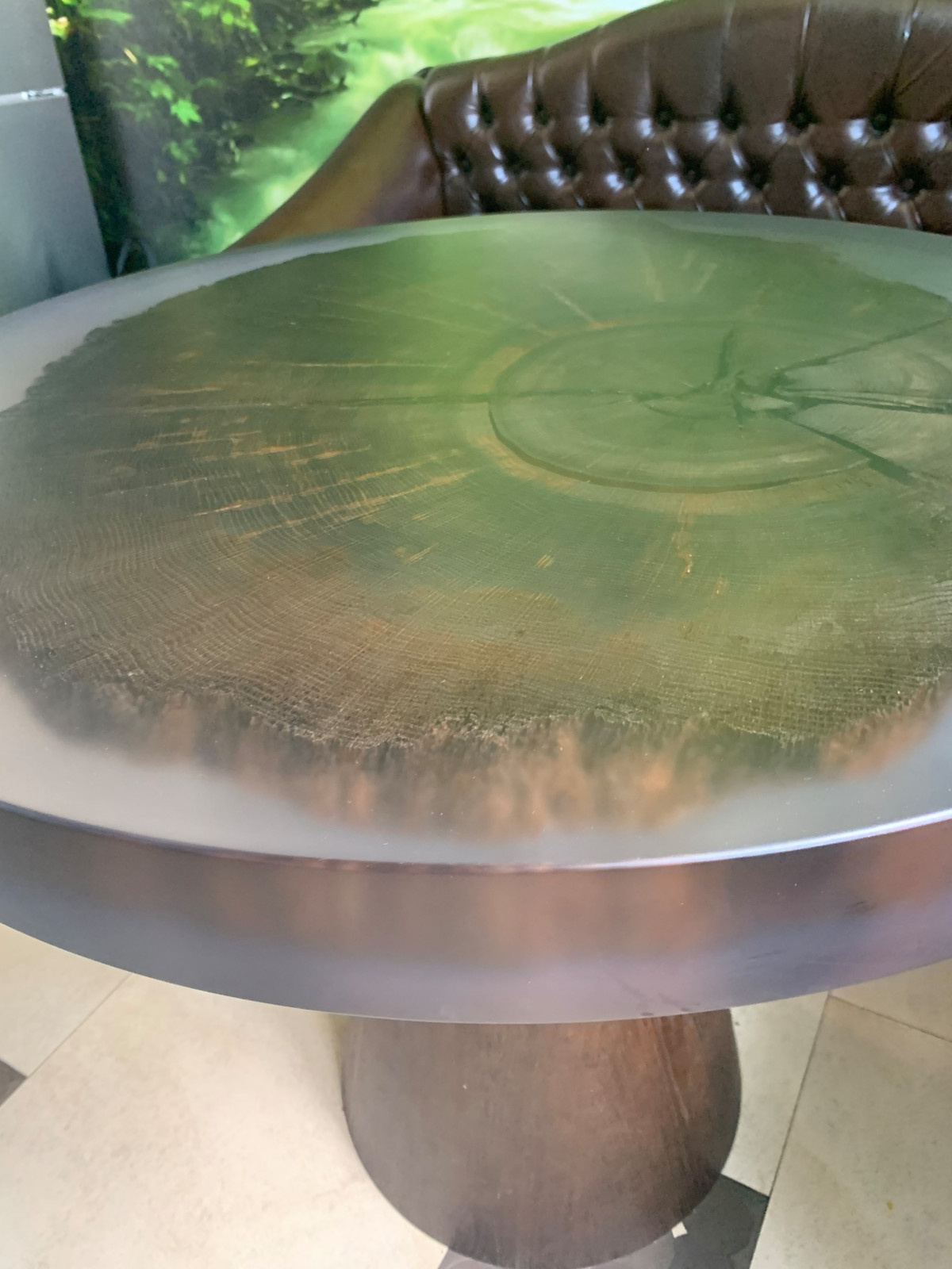 Круглый стол из мореного дуба и смолы