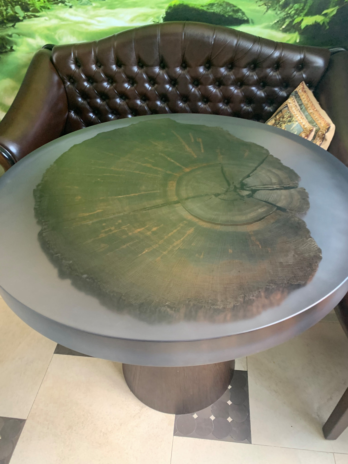 Круглый стол из мореного дуба и смолы