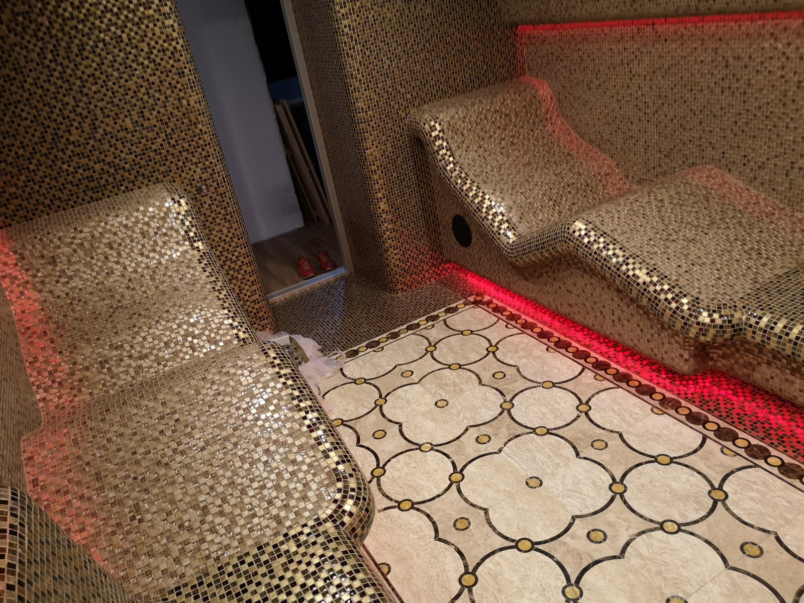 Фото готового интерьера. Цокольный этаж загородного дома, зона для отдыха