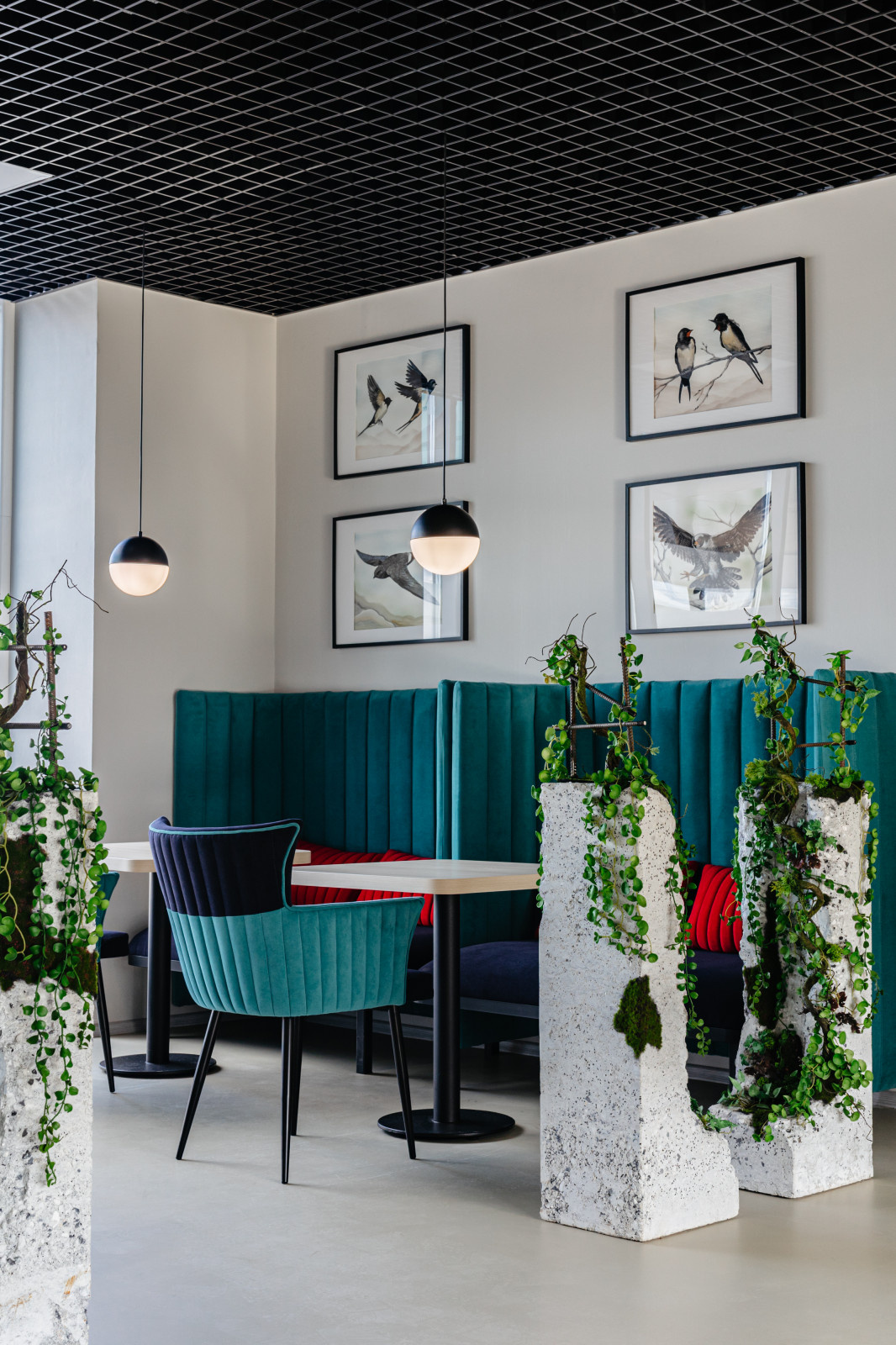 Кафе зона с картинами