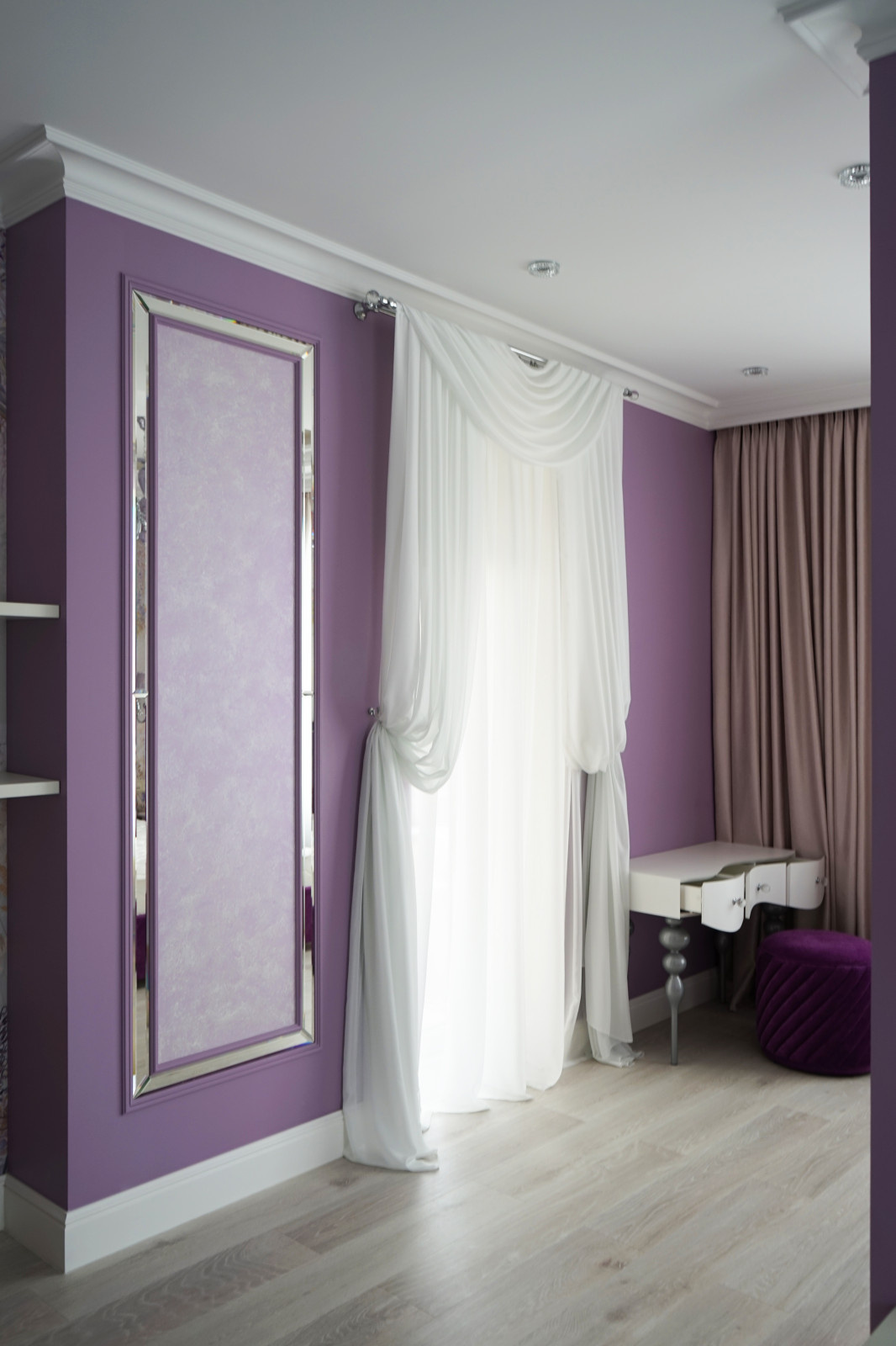 Фото готового интерьера. Второй этаж загородного дома, пространство спален в дом