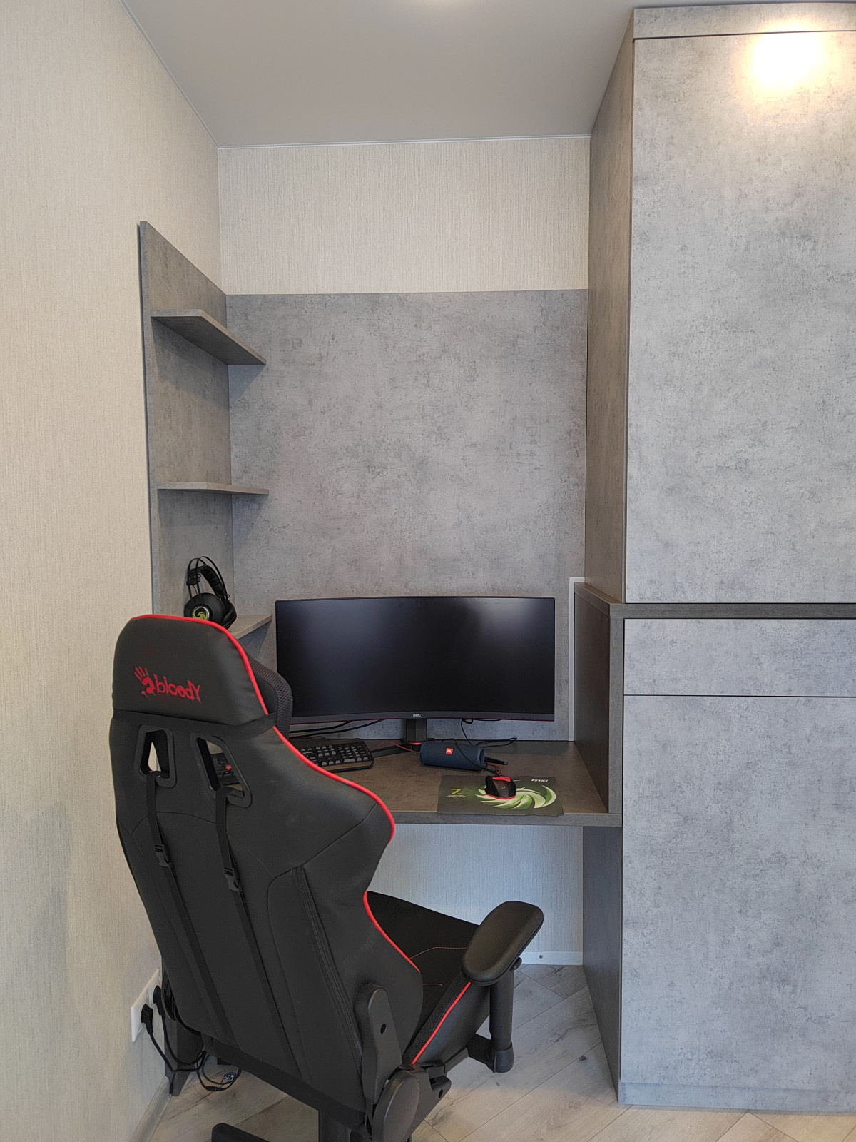 Шкаф распашной + рабочее место.