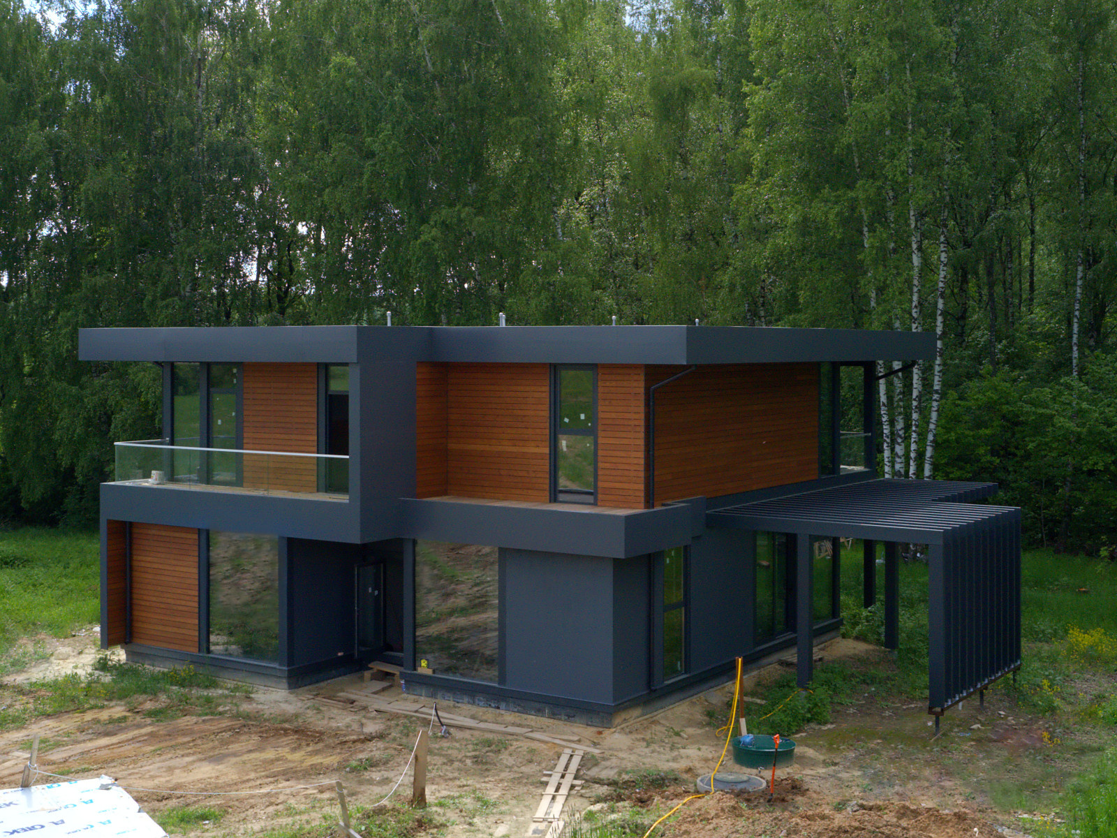 Двухэтажный дом с плоской кровлей и панорамным остеклением Flta'n'Wood 280м²