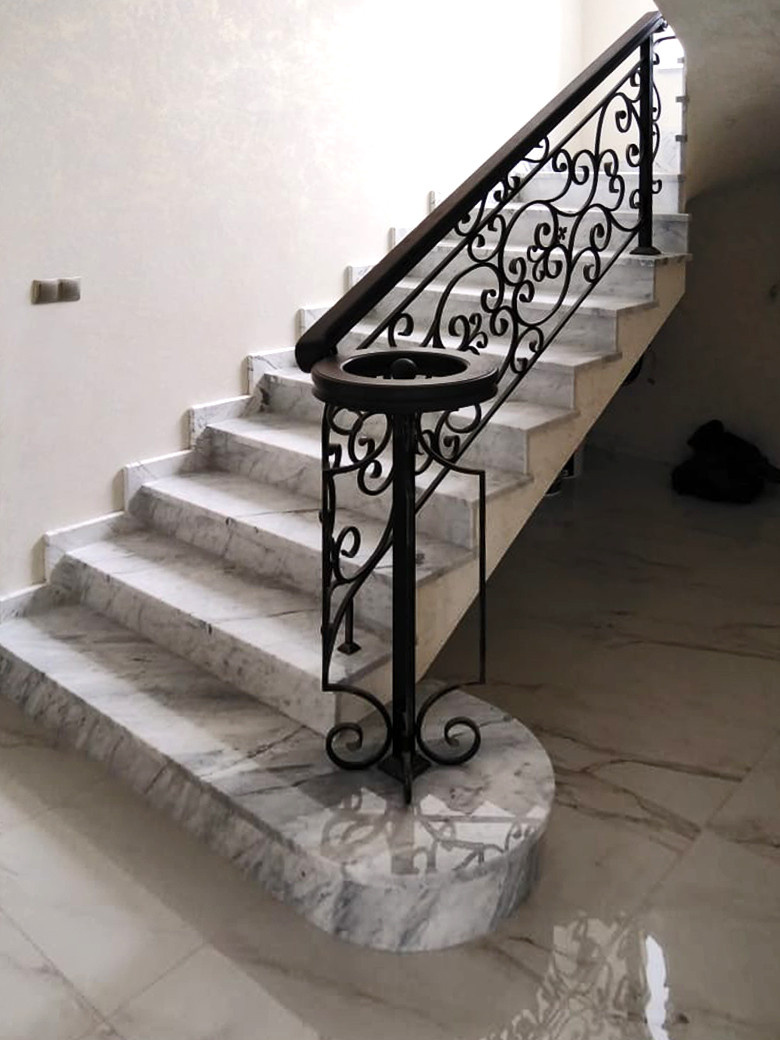 Перила (ковка),  поручень и радиусный элемент лестницы (дуб)