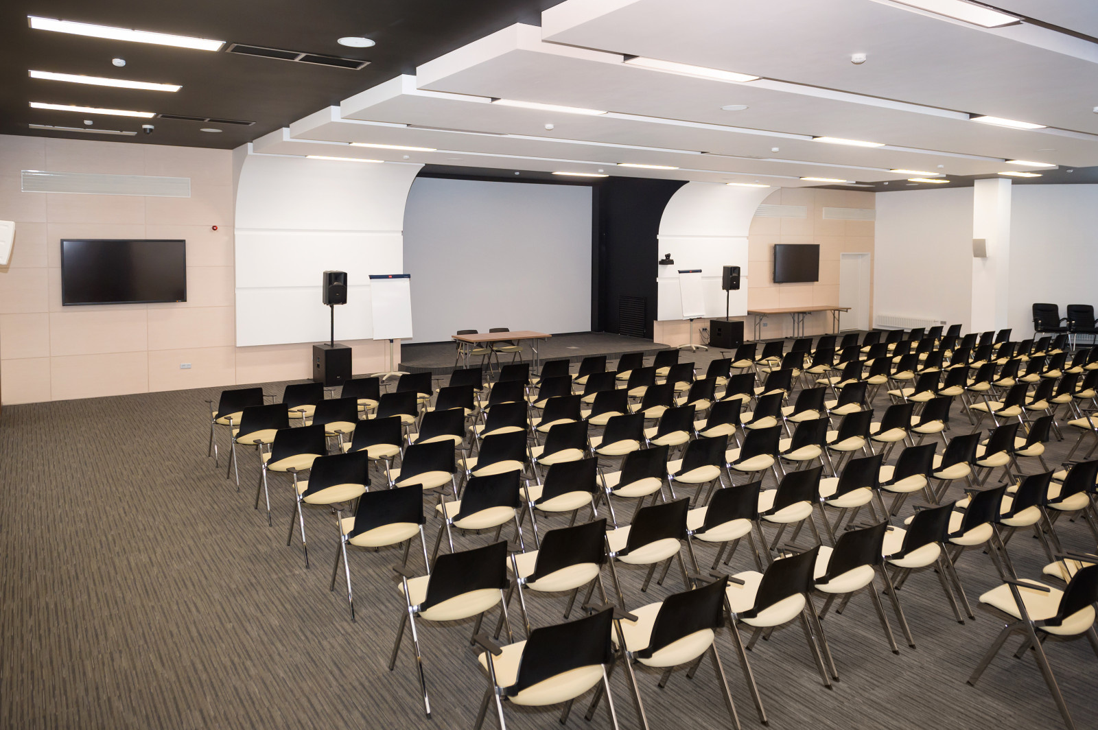 Холл и аудитория