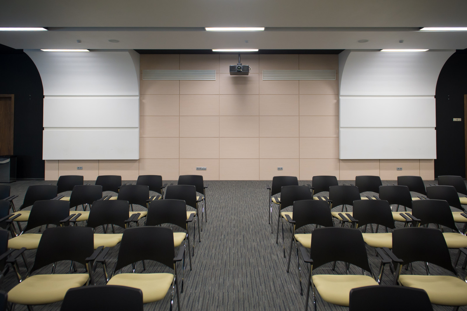 Холл и аудитория