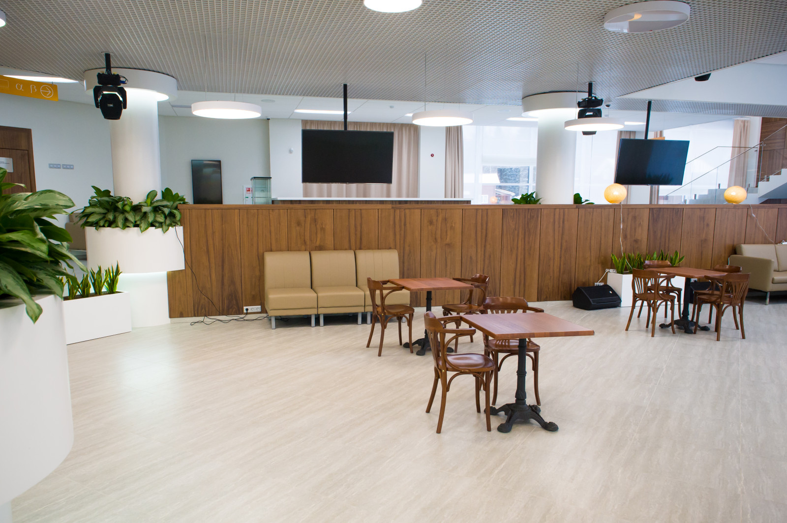 Холл и аудитория