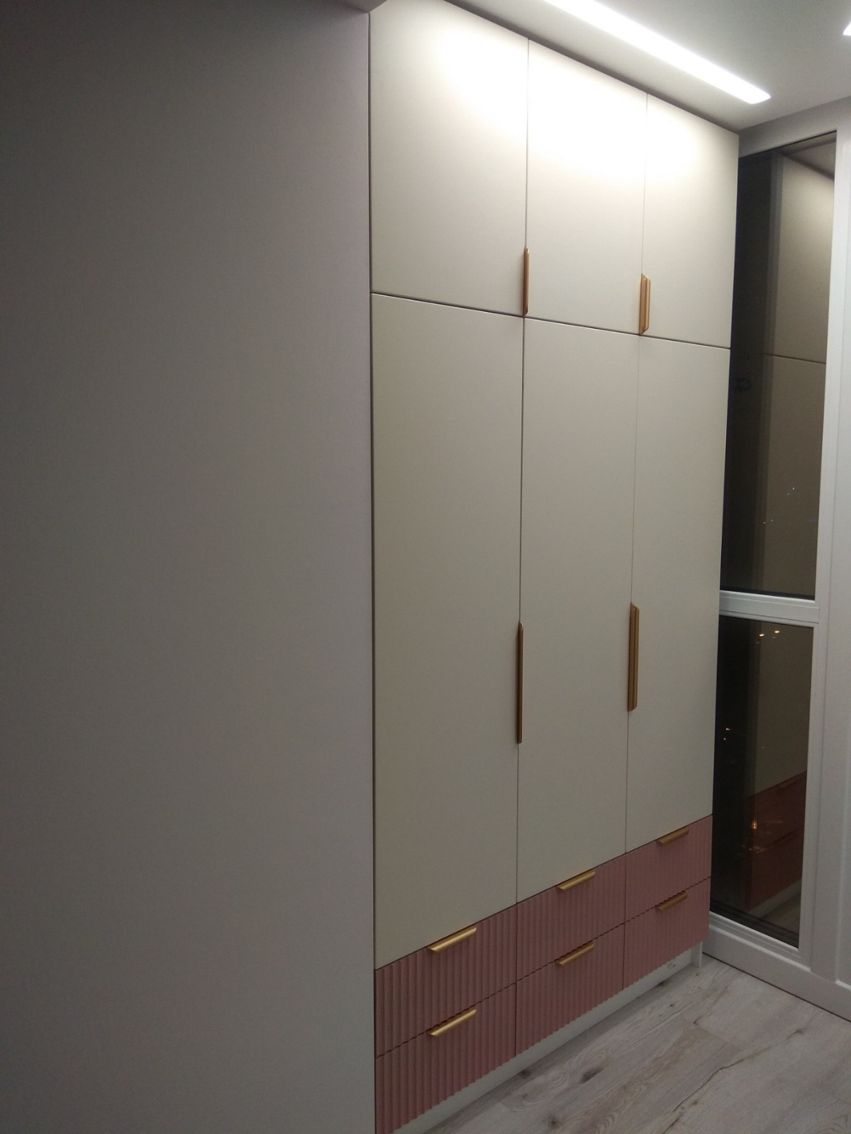 Шкаф в современном стиле