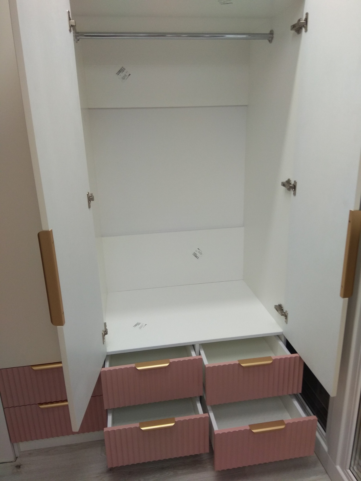 Шкаф в современном стиле