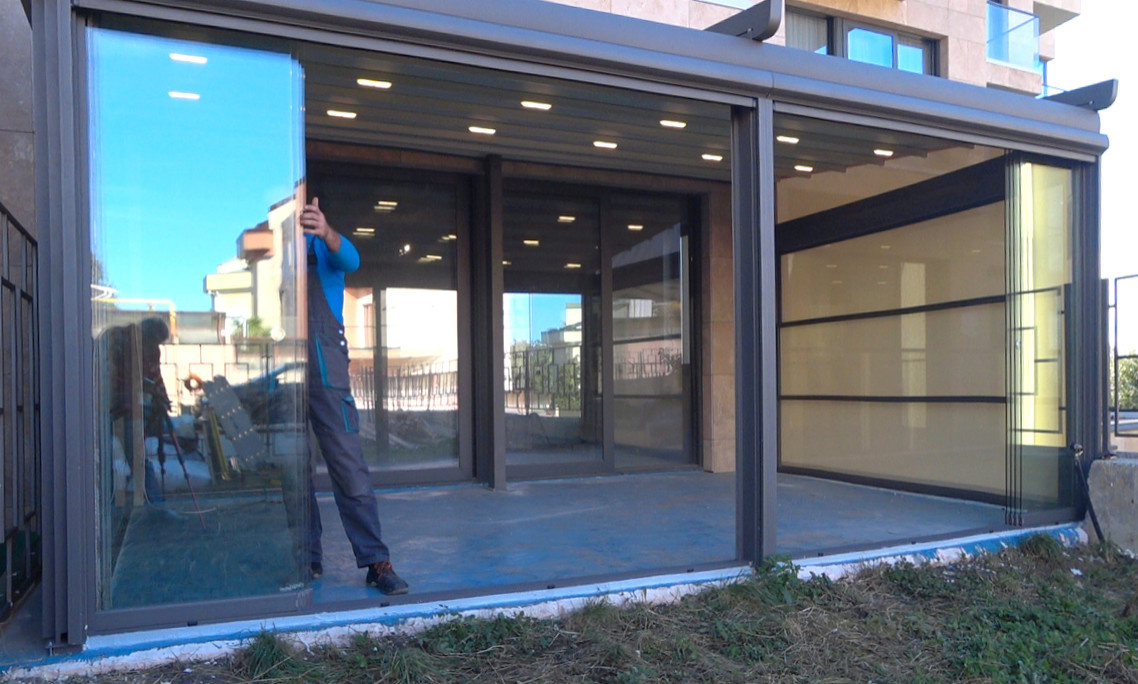 Раздвижное остекление террасы в Сочи