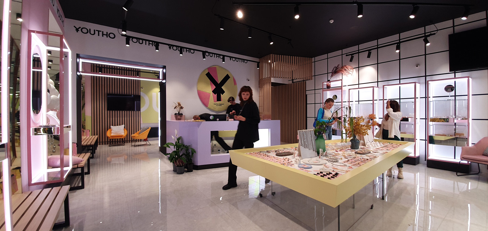Интерьер бутика ювелирных украшений Youtho .