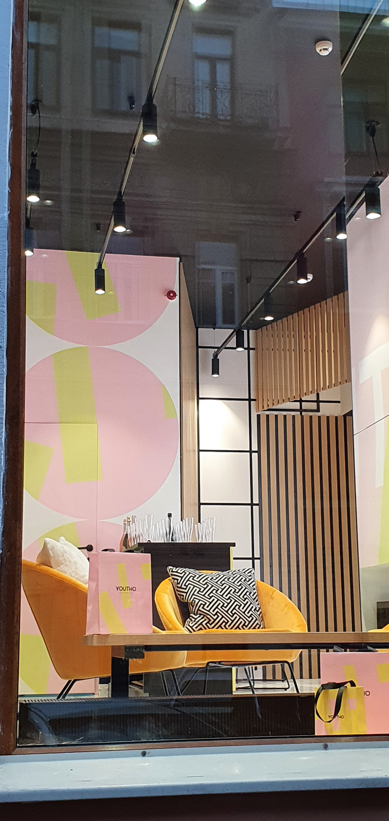 Интерьер бутика ювелирных украшений Youtho .