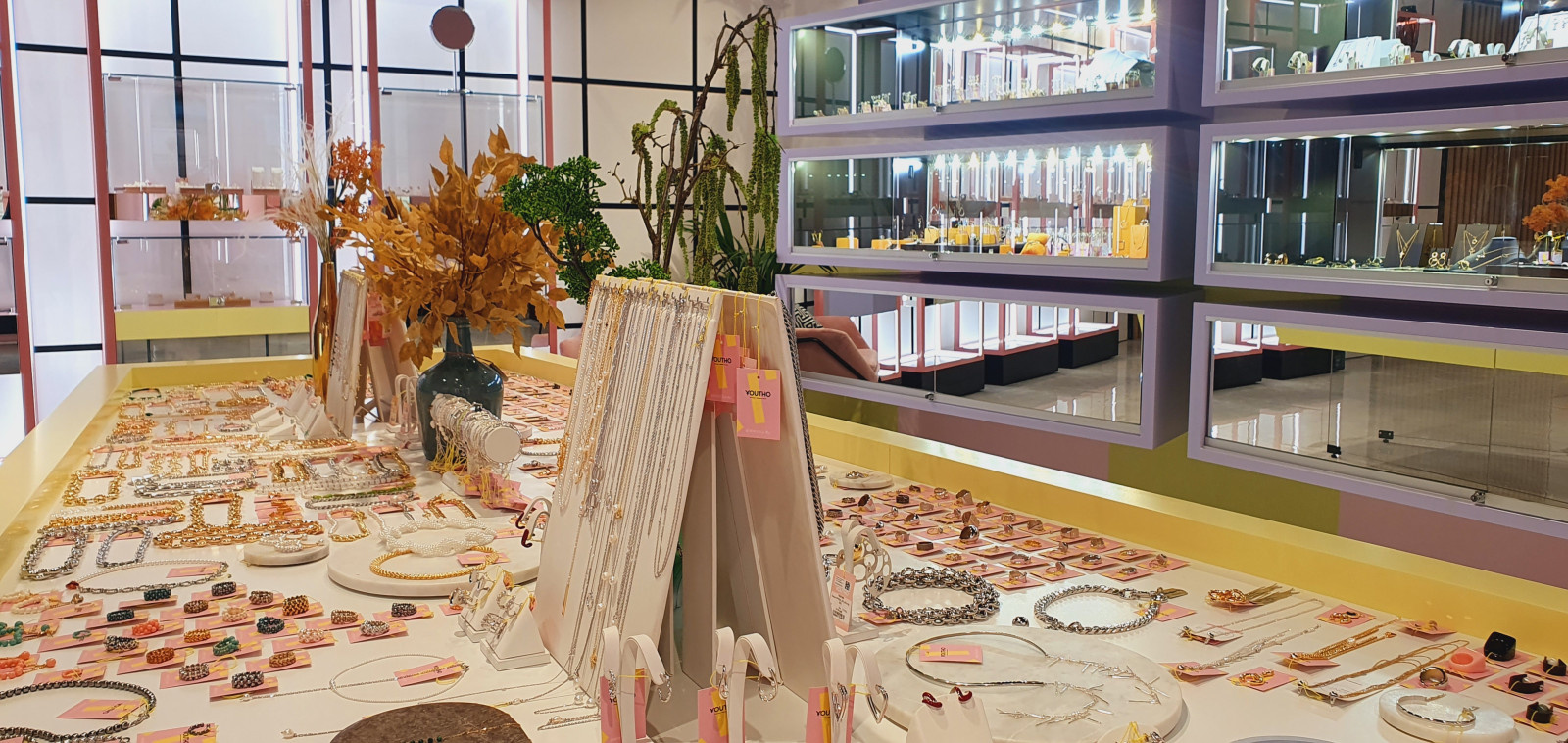 Интерьер бутика ювелирных украшений Youtho .
