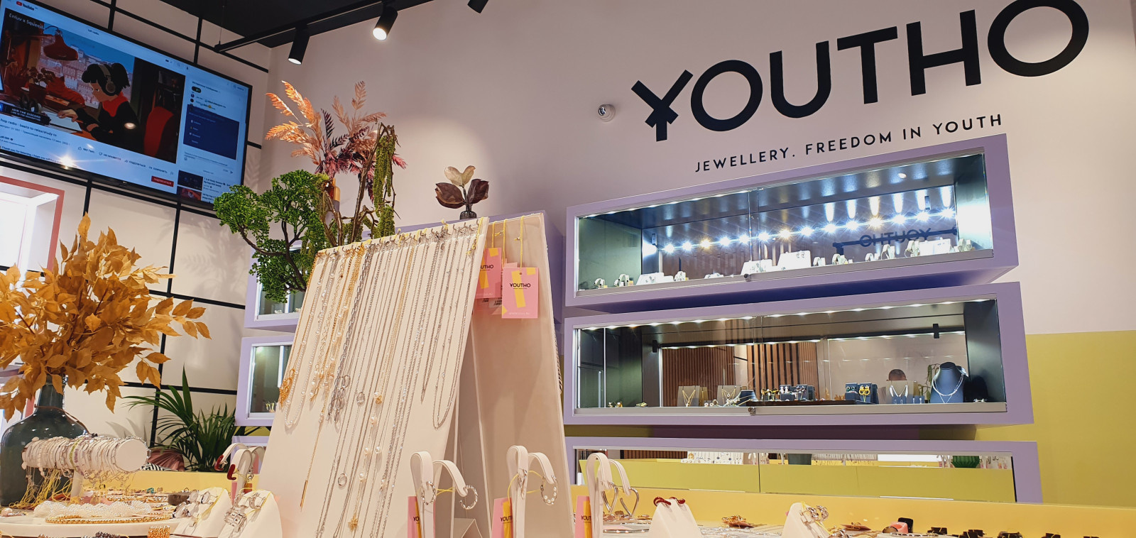 Интерьер бутика ювелирных украшений Youtho .