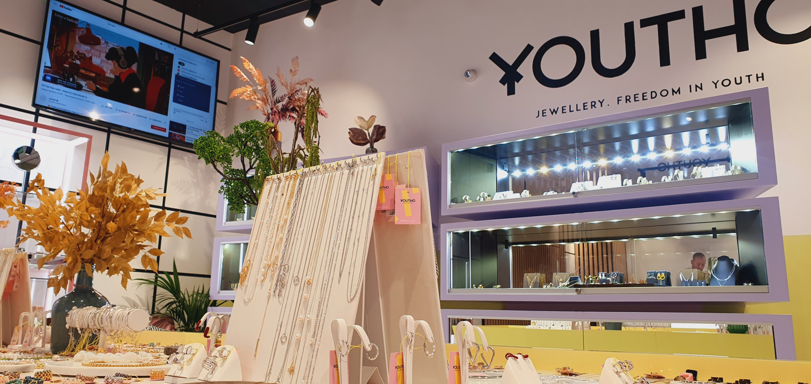 Интерьер бутика ювелирных украшений Youtho .