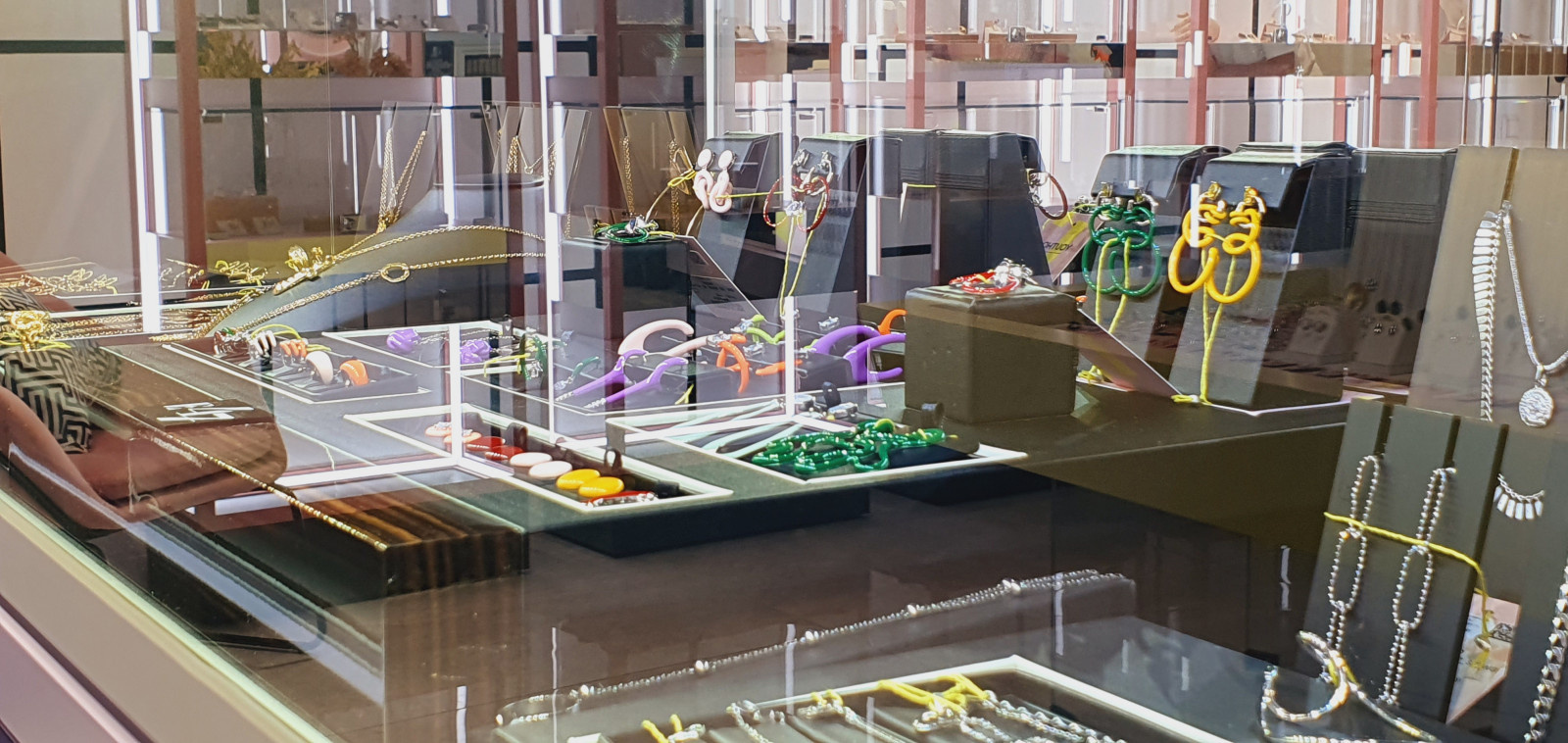 Интерьер бутика ювелирных украшений Youtho .