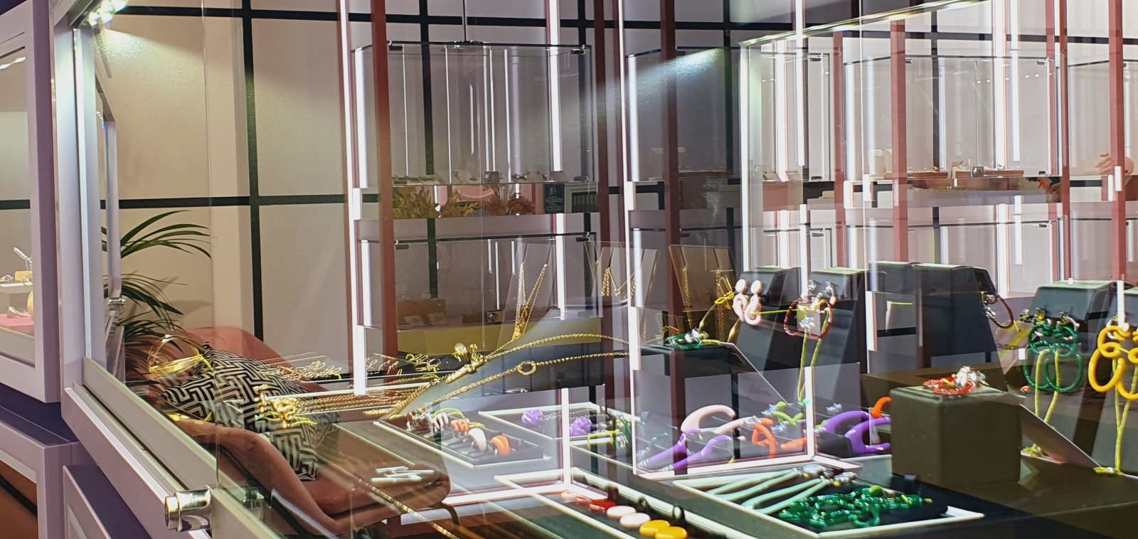 Интерьер бутика ювелирных украшений Youtho .